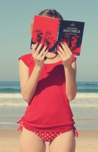 Аватар вконтакте Девушка читает книгу 'Anatomica' у моря