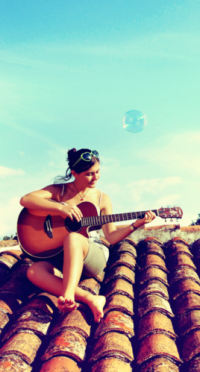 99px.ru аватар Девушка играет на гитаре сидя на крыше