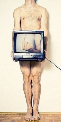 99px.ru аватар Обнаженный парень держит телевизор, на котором изображен fuck