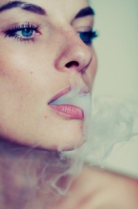 99px.ru аватар Изо рта девушки парит густой сигаретный дым