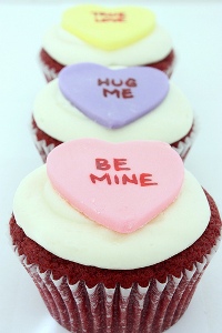 Аватар вконтакте Кексы с сердечками ('Hug me', 'Be mine' / 'Обними меня', 'Будь моим')