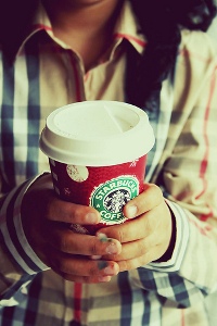 99px.ru аватар Девушка держит в руках Starbucks coffee