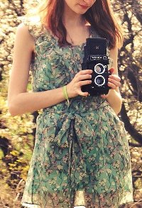 Аватар вконтакте Девушка с фотоаппаратом в руках на природе