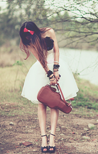 99px.ru аватар Девушка со скрипкой в чехле стоит у реки