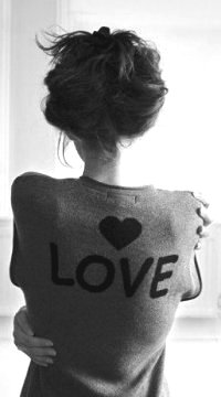 99px.ru аватар Девушка в футболке с надписью 'Love'
