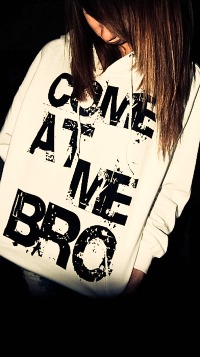 Аватар вконтакте Девушка в кофте с надписью 'Come at me bro' / 'Иди ко мне, бро'