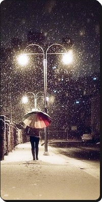 99px.ru аватар Девушка под зонтом идёт по зимнему городу