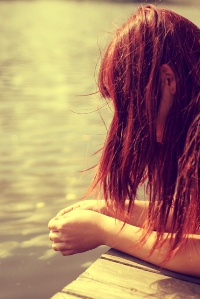 99px.ru аватар Девушка с красными волосами смотрит на воду