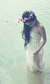 99px.ru аватар Девушка с цветочным венком и в платье стоит в воде