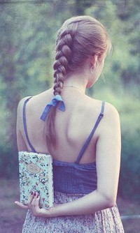 Аватар вконтакте Девушка с заплетенной косой и книгой в руке
