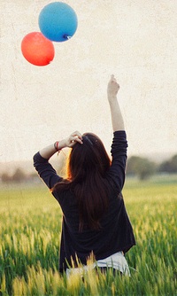 99px.ru аватар Девушка с двумя воздушными шариками на природе