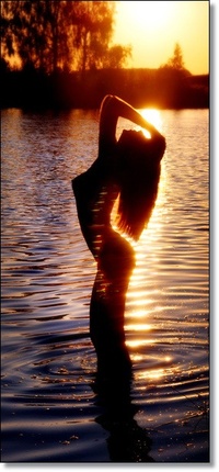 99px.ru аватар Девушка купается в реке