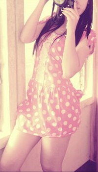 99px.ru аватар Девушка в розовом платье в белый горошек с фотоаппаратом