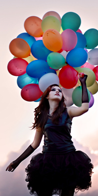 99px.ru аватар Девушка в чёрном платье и перчатках держит в руке связку воздушных шаров
