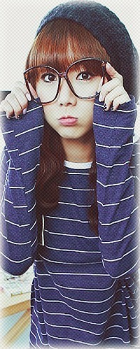 Аватар вконтакте Азиатка в больших очках, полосатой кофте и шапочке