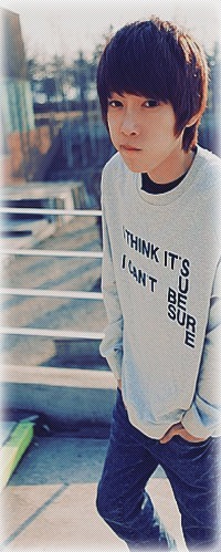 Аватар вконтакте Азиат в серой кофте с надписью 'I Think It`s U I can`t be sur E'