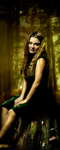 99px.ru аватар Девушка из группы Mediaeval Baebes в лесу сидит на пеньке