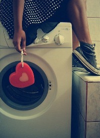 Аватар вконтакте Девушка в кедах с сердечком в руке сидит на стиральной машине