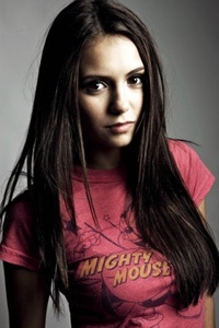 Аватар вконтакте Актриса Нина Добрев / Nina Dobrev (Елена Гилберт / Elena Gilbert из сериала Дневники вампира / The Vampire Diaries) в майке с надписью Mighty Mouse
