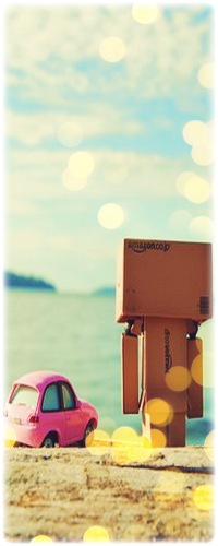 99px.ru аватар Картонный человечек Данбо / Danbo стоит на пляже рабом с розовой игрушечной машинкой и смотрит на море