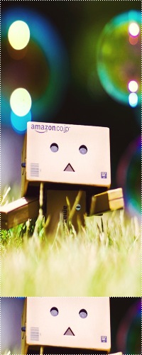 99px.ru аватар Картонный человечек Данбо / Danbo сидит в траве и смотрит на мыльные пузыри