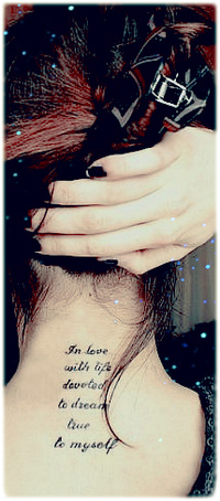 99px.ru аватар Тату у девушки на шее ( I`n love with life dovoted to dream true to myself / Я люблю жизнь и посвящаю мечту себе)
