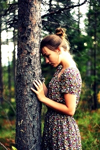 99px.ru аватар Девушка прижалась к дереву