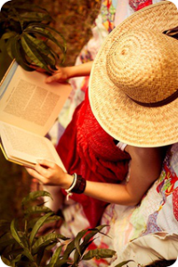 Нарезки для шляпы читающей мысли. Девушка в большой соломенной шляпе с книгой. Девушка в соломенной шляпе с книгой фото. Девушка в большой соломенной шляпе с книгой фото. Девушка в шляпе читает книгу.