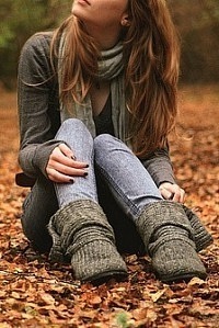 99px.ru аватар Девушка сидит на осенней листве