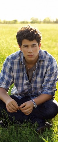 99px.ru аватар Ник Джонас / Nick Jonas сидит на траве