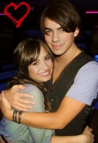 99px.ru аватар Джо Джонас / Joe Jonas обнимает Деми Ловато / Demi Lovato