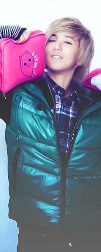 99px.ru аватар Ли Хон Ки / Lee Hong Ki из группы F.T Island с ярко-розовой сумкой на плече