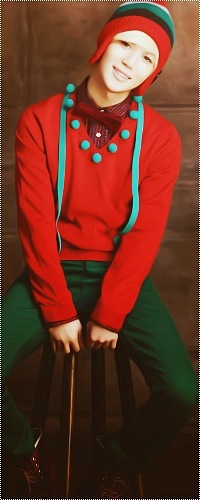 99px.ru аватар Ли Тэмин / Lee Taemin из корейской группы SHINee в красной кофте, полосатой шапке и зелёных штанах сидит на длинном табурете