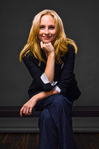Аватар вконтакте Актриса Кендис Аккола / Candice Accola сидит подперев рукой подбородок и улыбается