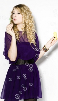 99px.ru аватар Taylor Swift / Тейлор Свифт пускает мыльные пузыри