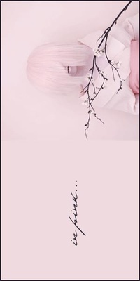 Аватар вконтакте Девушка с розовыми волосами возле ветки с сакурой (in pink...)
