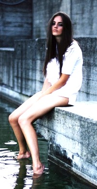 99px.ru аватар Девушка с темным мейк-апом сидит на каменной плите, опустив ноги в воду