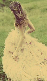 99px.ru аватар Девушка в пышном платье идет по траве
