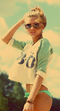 99px.ru аватар Девушка в очках с собранными волосами в кофте и плавках