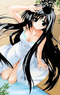 99px.ru аватар Аниме девушка в длинном белом платье с большим разрезом сидит на полу с чёрними длиними волосами и улыбается