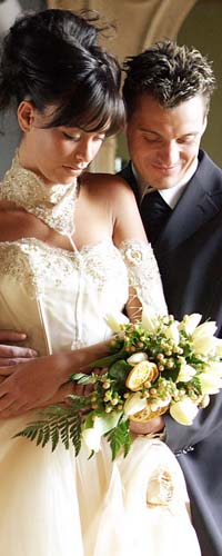 Аватар вконтакте Жених и невеста смотрят на свадебный букет цветов