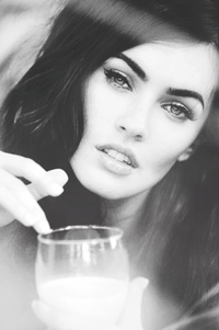 Аватар вконтакте Меган Фокс / Megan Fox с бокалом