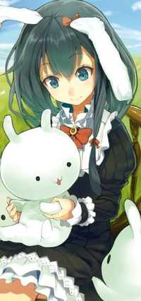 99px.ru аватар Улыбающаяся девушка с кроличьими ушками сидит на стуле с большим белым кроликом на коленях