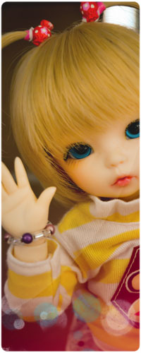 99px.ru аватар Милая маленькая кукла с голубыми глазами и светлыми волосами, на которых два маленьких хвостика, машет рукой