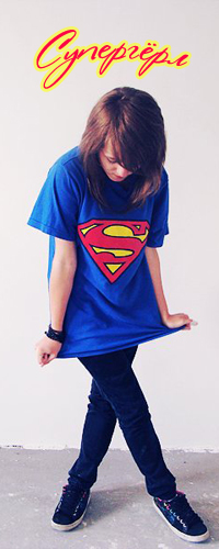 99px.ru аватар Девушка в черных брюках, кедах и синей футболке Супермена (Супергёрл)
