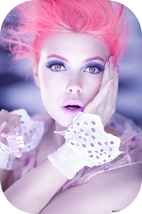 Аватар вконтакте Рыжеволосая девушка с фиолетовыми бровями, синими тенями и белыми манжетами на рукавах удивленно смотрит