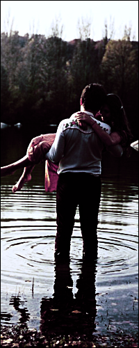 99px.ru аватар Парень стоит в воде и держит на руках любимую девушку