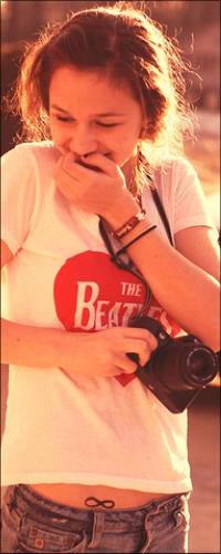 99px.ru аватар Девушка с фотокамерой смеется, прикрывая рот рукой