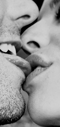 Кусание сосков. Поцелуй с язычком. Девушка кусает парня за язык. Поцелуй в губы.
