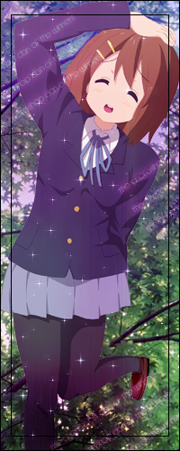Аватар вконтакте Улыбающаяся Юи Хирасава / Yui Hirasawa из аниме Легкая музыка / Клуб Легкой Музыки / Кей-он / K-ON стоя на одной ноге положила руку на голову
